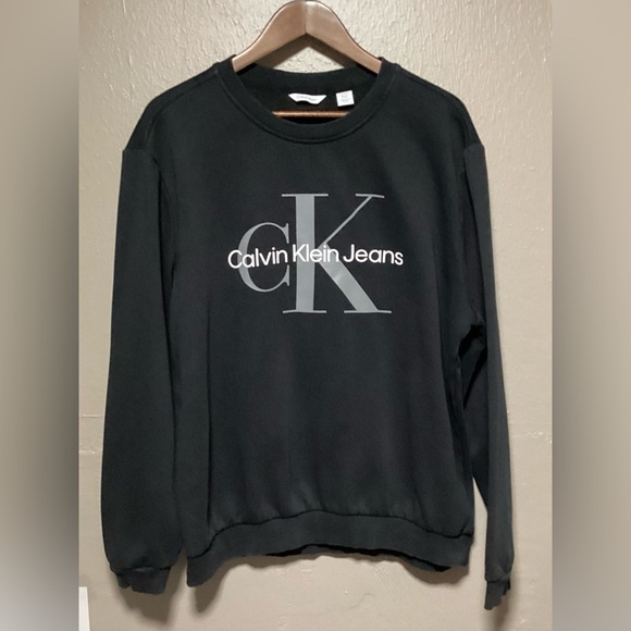 Calvin Klein Black Crewneck Sweater with Iconic Logo - Picture 1 of 4